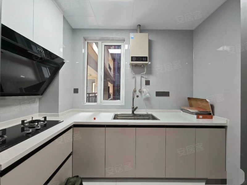 森林国际城北苑，电梯小高层，好楼层，全新精装三房二卫，业主包满二送车位