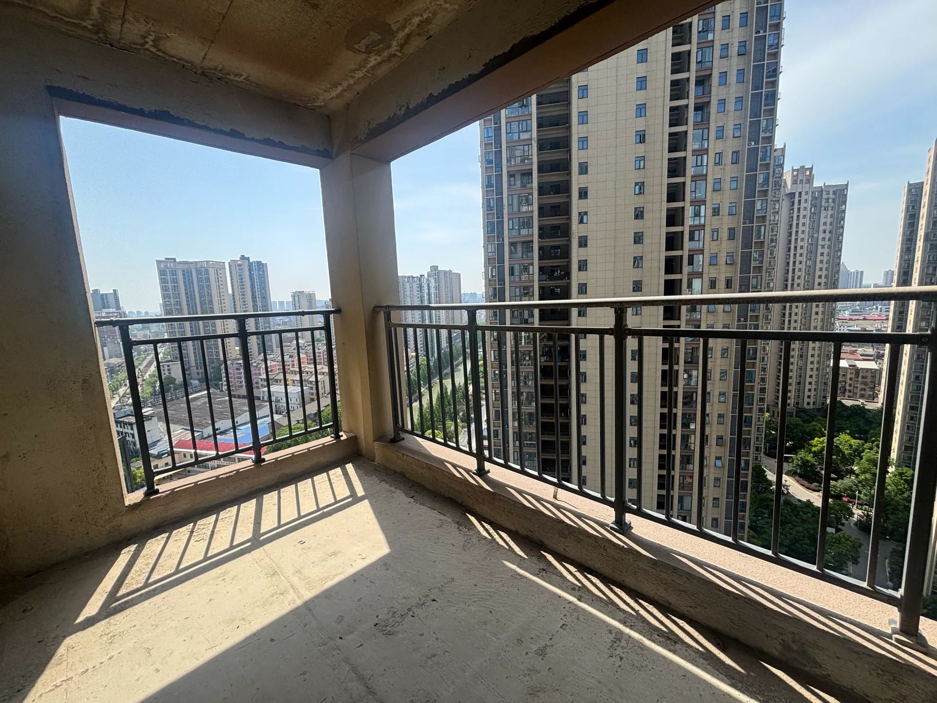 房东降价，城西，亏本出，毛坯三房，好楼层