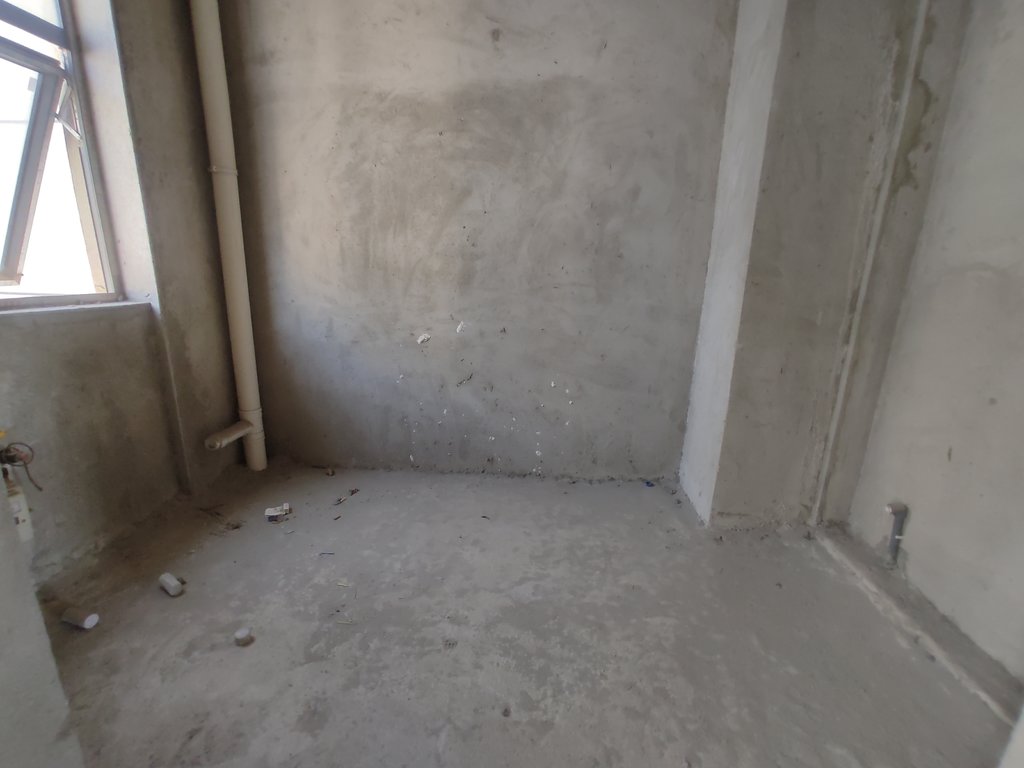 康湾一品.毛坯大三房.中间楼层.看房方便