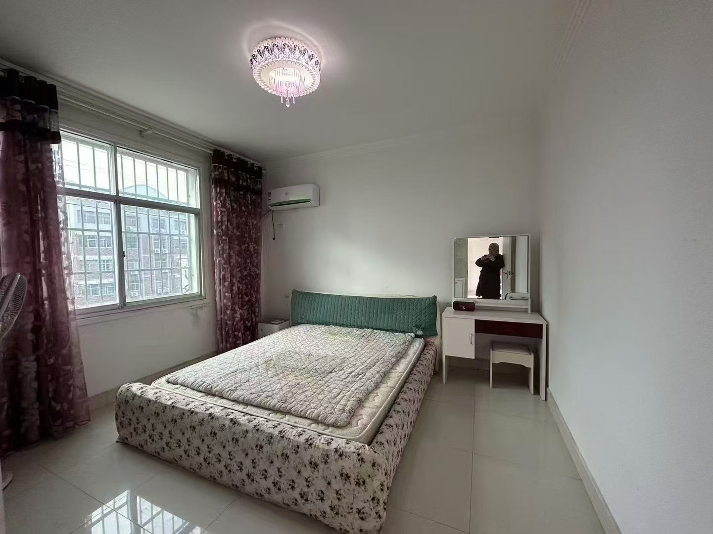 270，仙桃一中附近，福星城东门，步梯三楼楼龄新，有出场好停车，成色新，精装三房