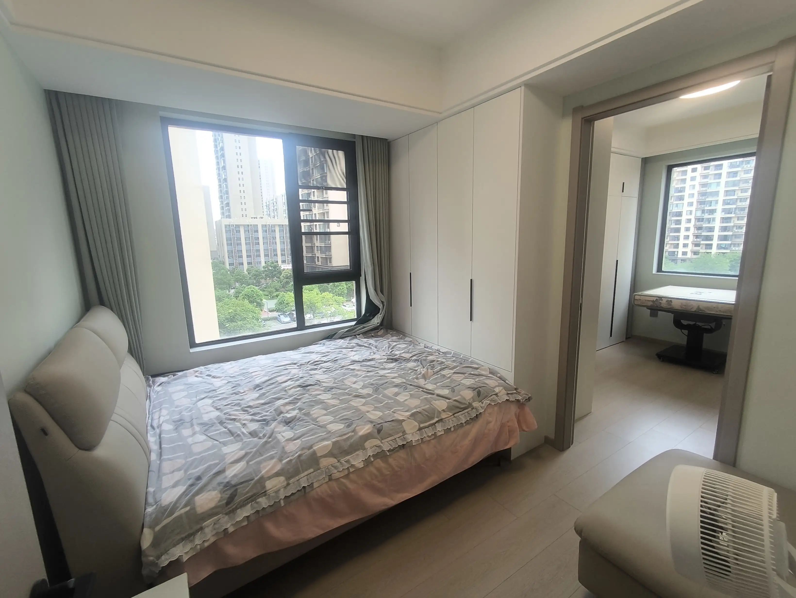 城南，荣怀E区，‮高小‬层，精装‮房三‬两卫，‮衣带‬帽间，诚心出售