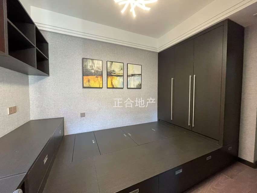 房东诚心出售，新城壹号，精装两房，成色新，电梯好楼层，可谈