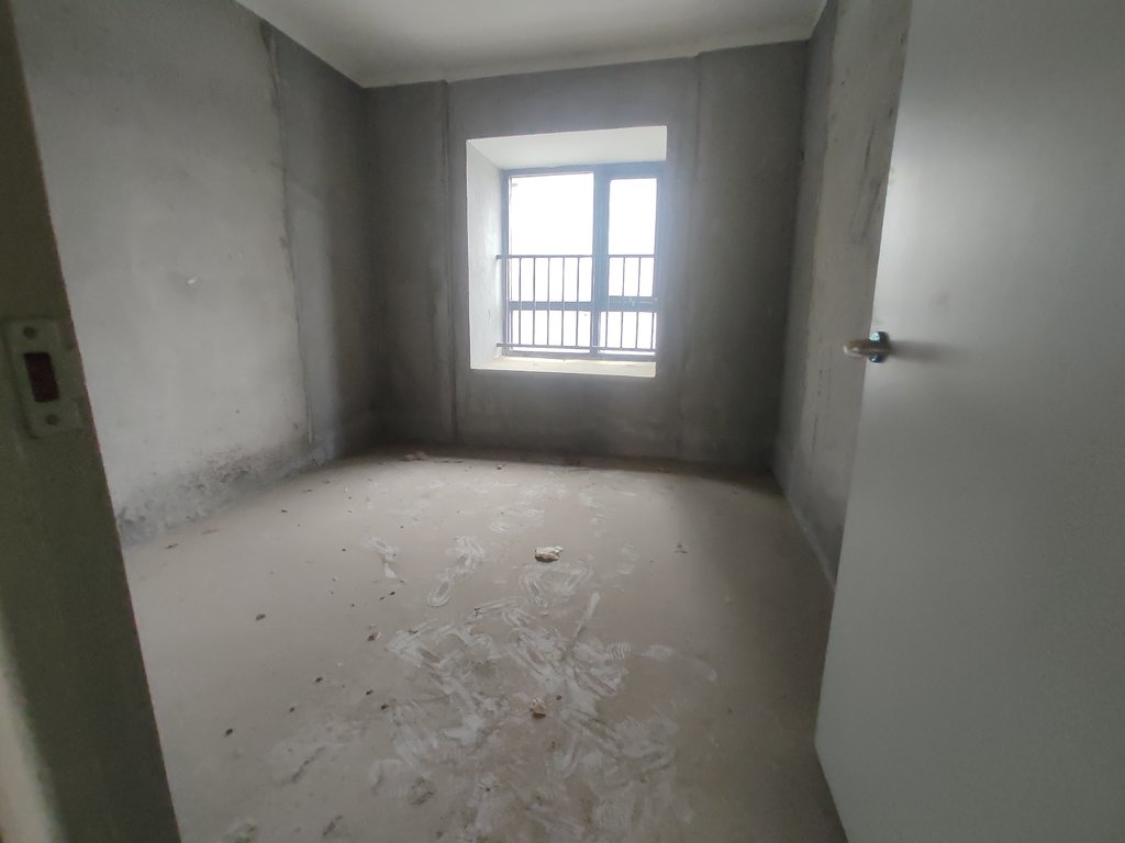 森林国际.毛坯大四房.南北通透双阳台.看房方便