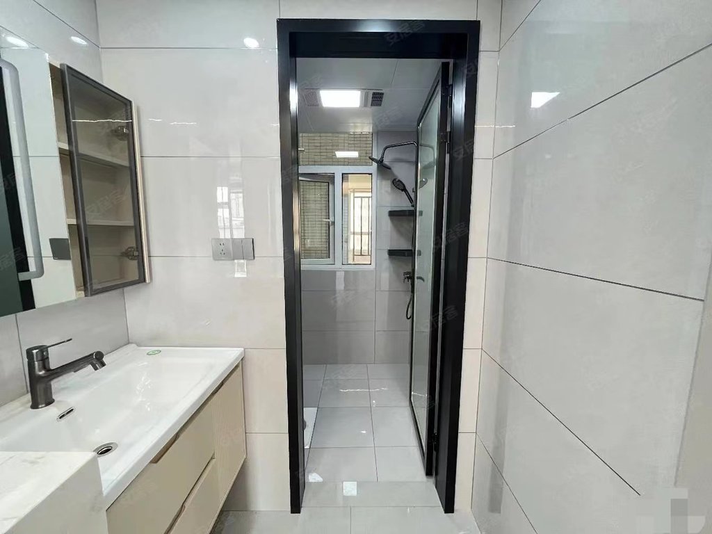 房东急售，沔阳公馆小高层，全新装修，三开间朝南，证件满五，好楼层