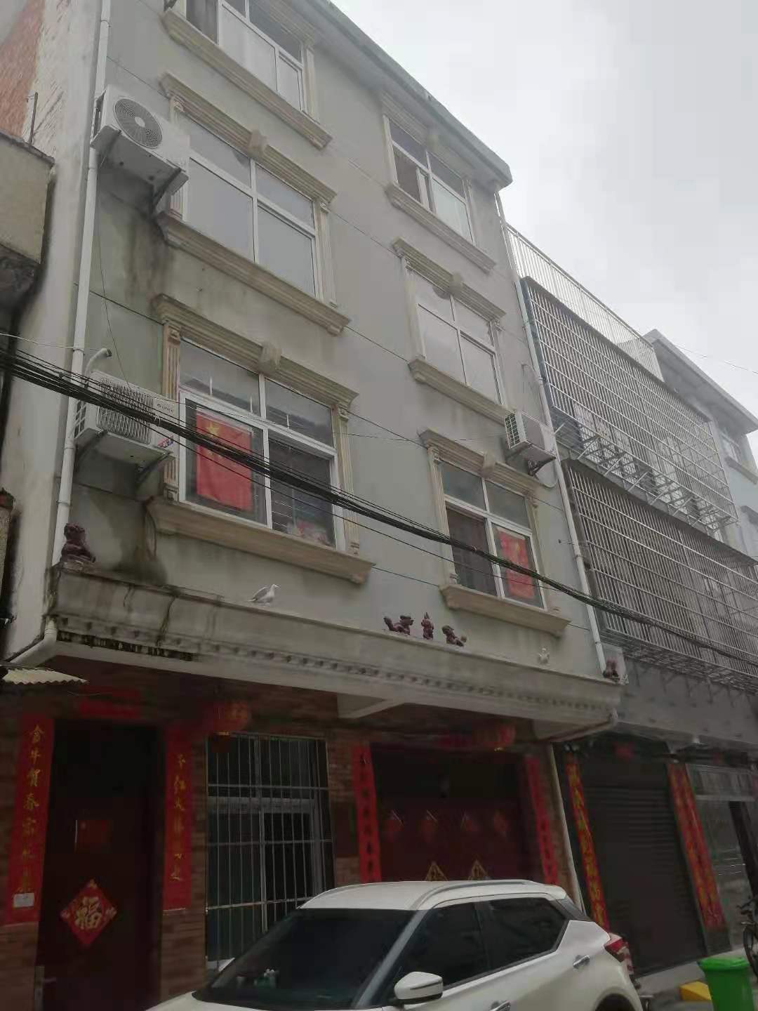 私房 私房 黄荆社区 出场大 门前路宽 车出入方便 证件齐全