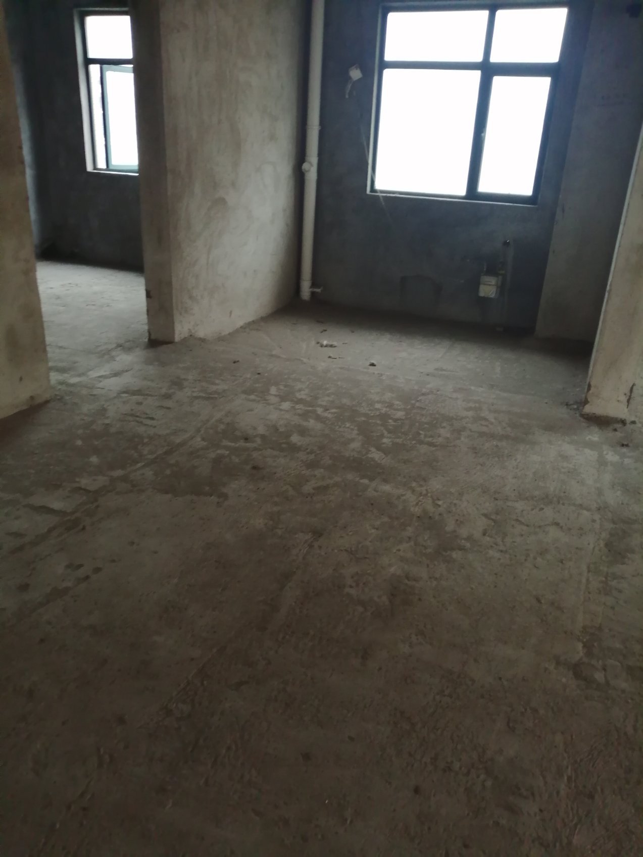 新城一号二期毛坯边户，南北通透，证满二