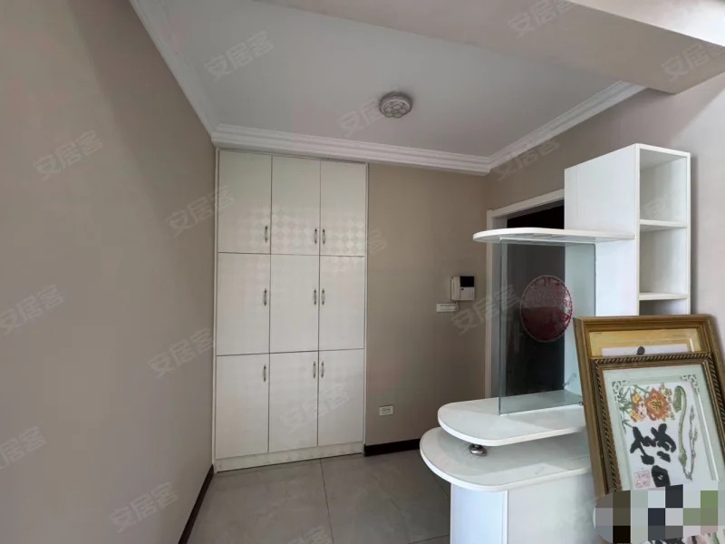 355，城西，金域城邦，边户，中间楼层10楼，精装三房（可改四房）电梯小高层，保养成色新，单价3900，