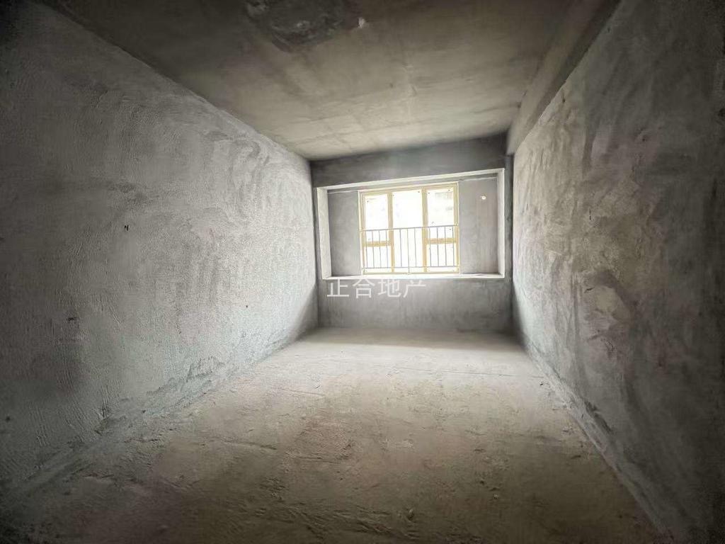 急售，城南朝阳丽景，毛坯大三房，中间楼层，采光视野好户型方正南北通透