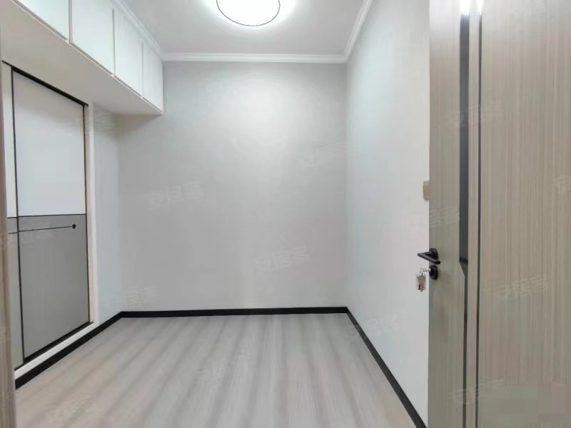 业主急售，沃尔玛，新天地，电梯好楼层，精装两房，9.9成新，家电齐全，拎包入住