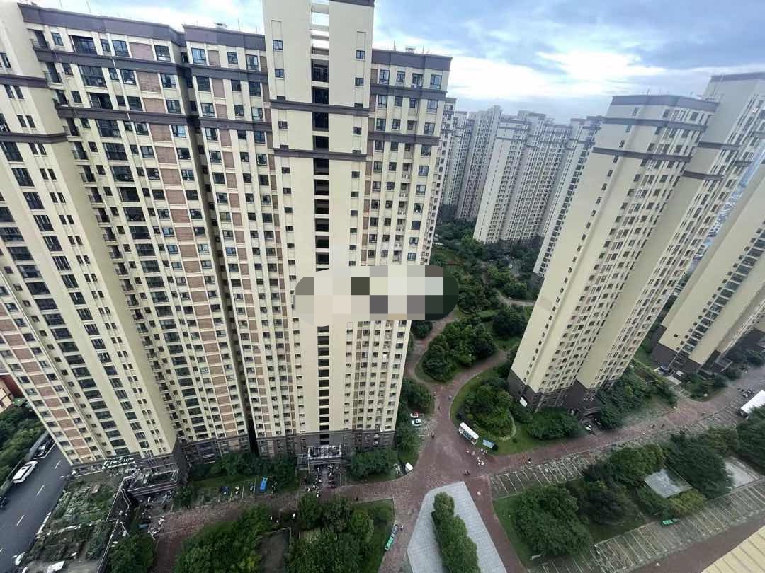 102，捡漏啊，和合国际五期，九成精装三房，大阳台，全屋中央空调，满五,