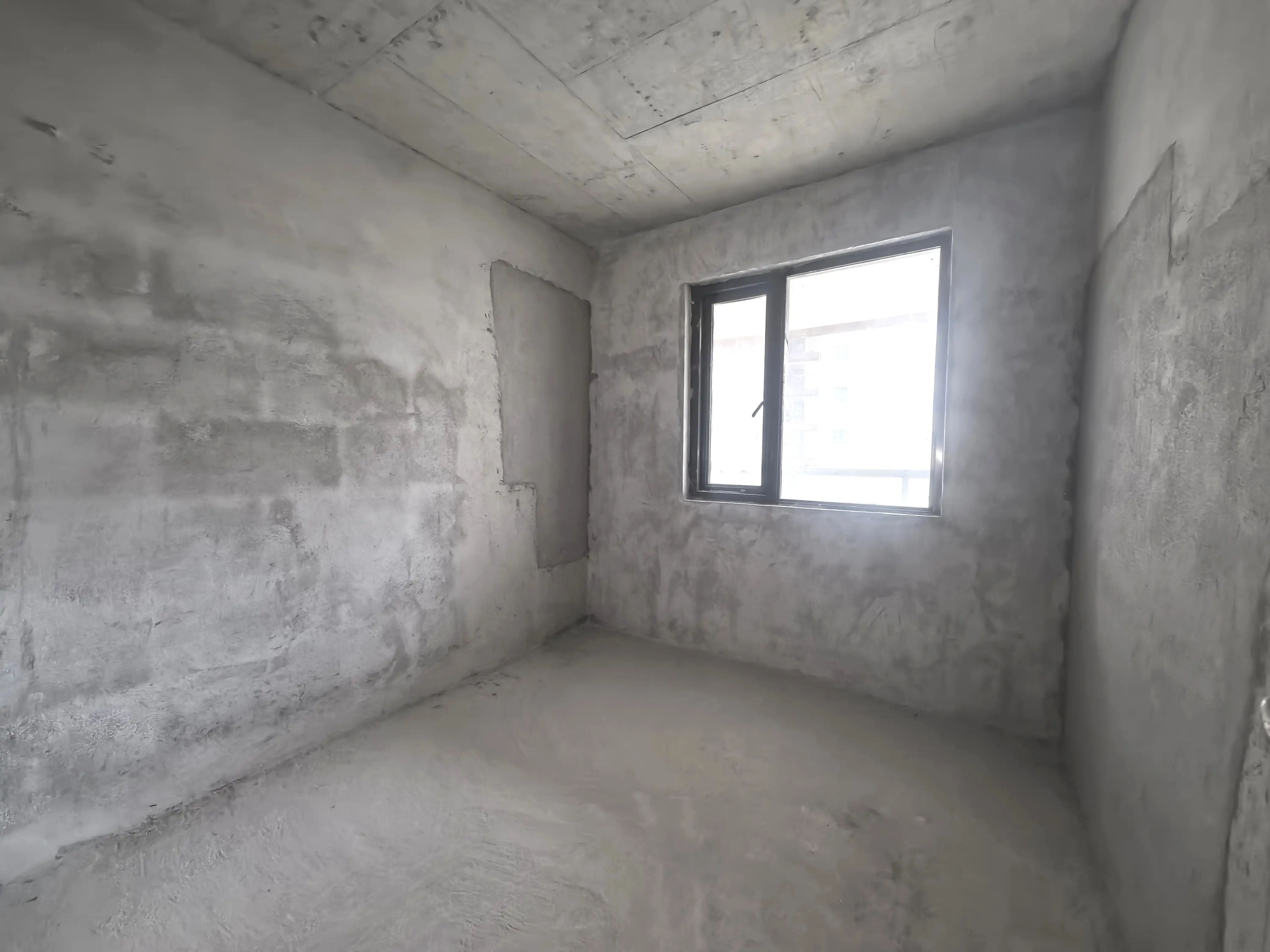 南城新区，沔阳公园旁，蓝天白云毛坯三房，超大阳台，看中价格可谈