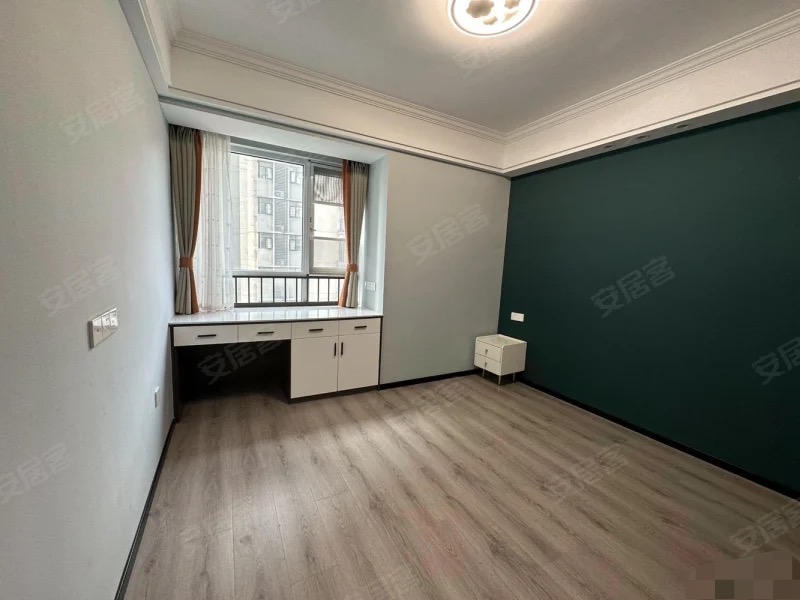 242，急售，商城老三中旁，电梯好楼层，15楼全新装修三房，证满二，拎包入住