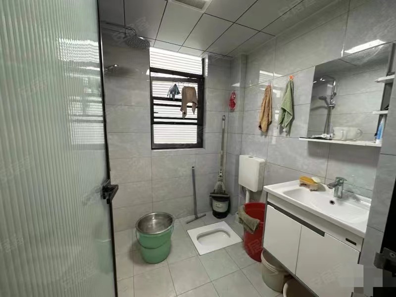 急售，武商旁，次新小区，中间好楼层，9.99成新，电梯精装三房，南北通透，采光视野好