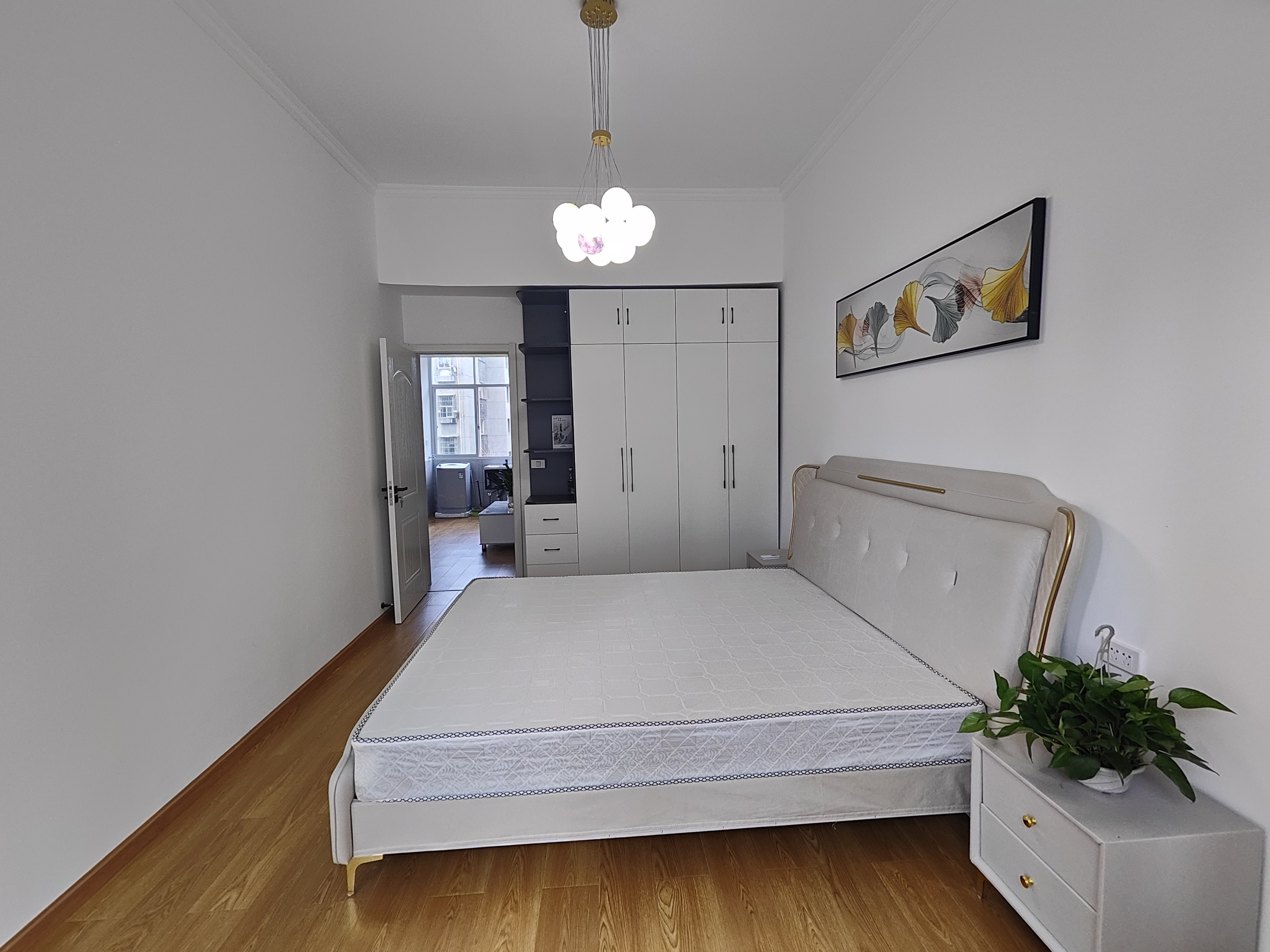 包过护步行街旁边买①层送①层，全新精装，楼下超大院子可停汽车，交通方便，户型方正南北通透采光好的很