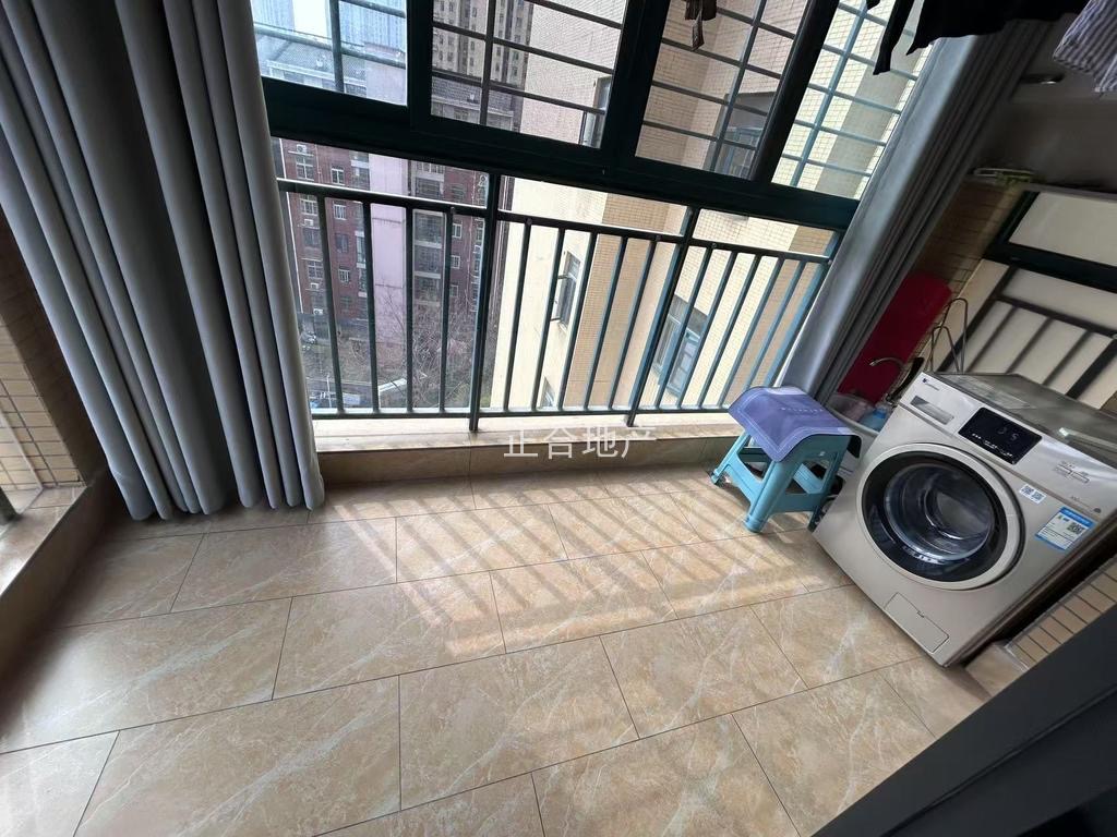 城南，亏本出售，新街，精装三房，成色新，电梯好楼层，证满二