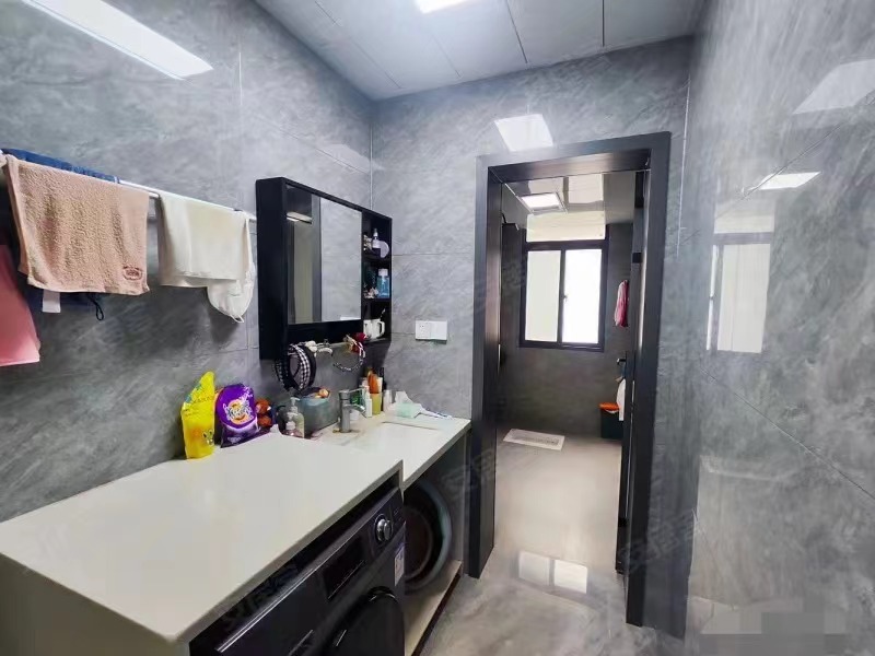 177，城南，人民医院对面，精装大3房，步梯2楼，0公摊，成色新，附近荣怀，新沔中