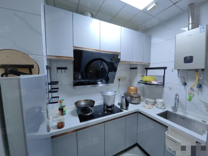 房东亏本急卖，康湾一品，精装大两房，成色新，读老三中，实小