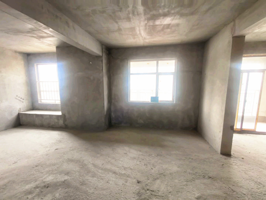 领秀城.毛坯三房超大阳台.证件满二.钥匙看房.小区人车分流