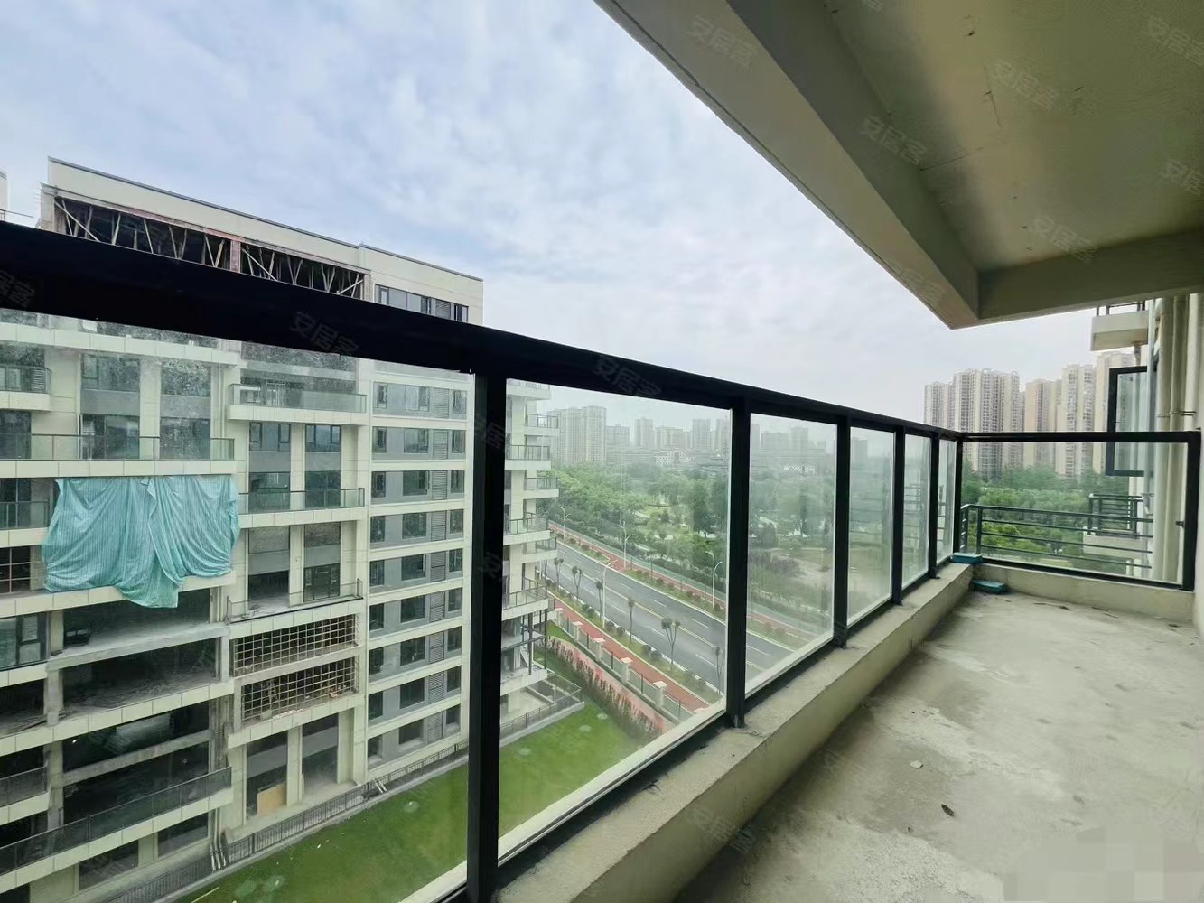 78，蓝天花园大平层，洋房八楼，总高10层，带两个车位，一梯一户，可以一手网签