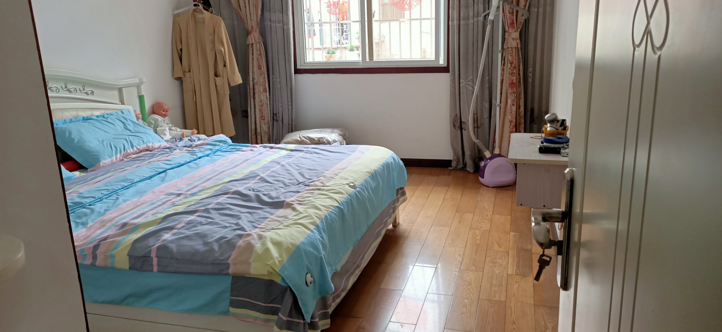 老三中巷子民政局宿舍96平，赠送了24平，四房两厅两卫双阳