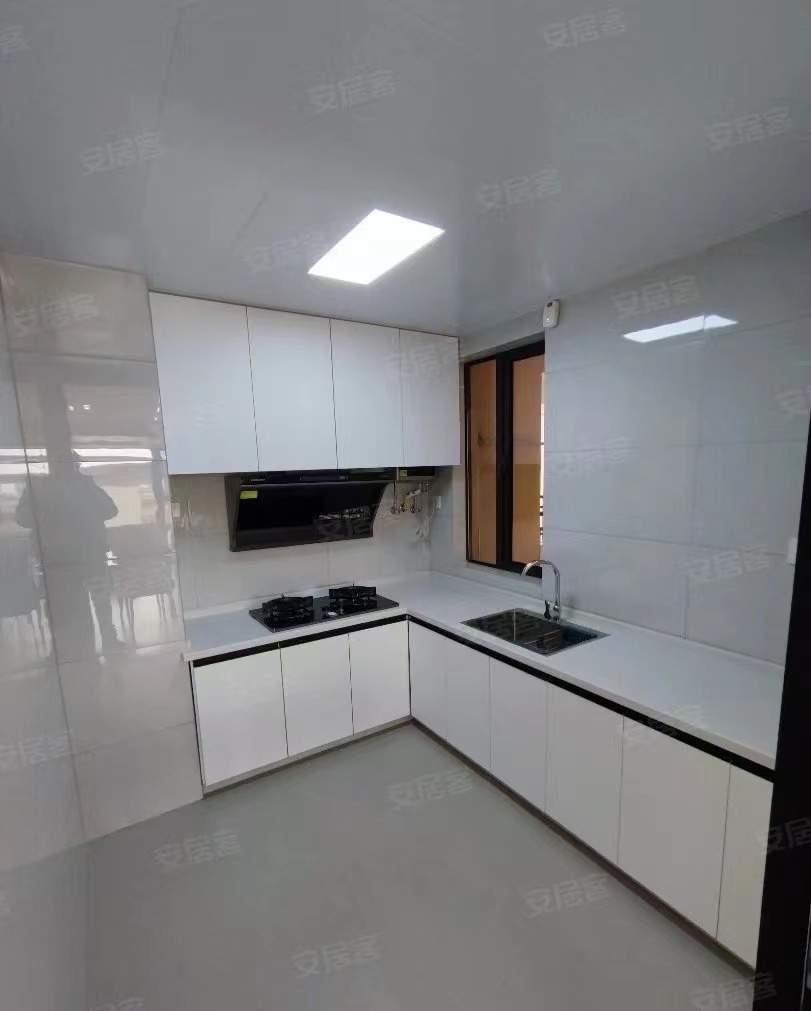 46，业主亏本出，城南，全新精装大三房，双阳台好楼层，证满二