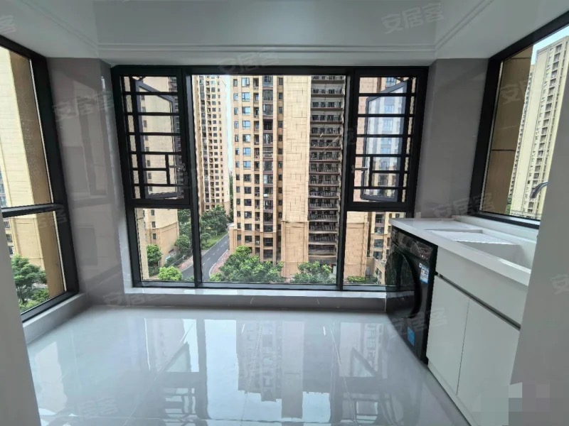 沔阳悦府，送车位，电梯8楼，老证。精装三房二厅二卫，中央空调，领包入住