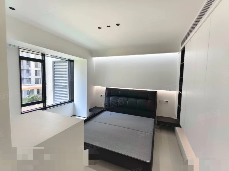 亏本出售，城南，蓝天花园。大平层，精装四房，全新装修，一梯一户，