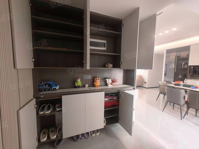 城南，吾悦广场，精装大三房，边户，好楼层23楼，大阳台，诚心出售