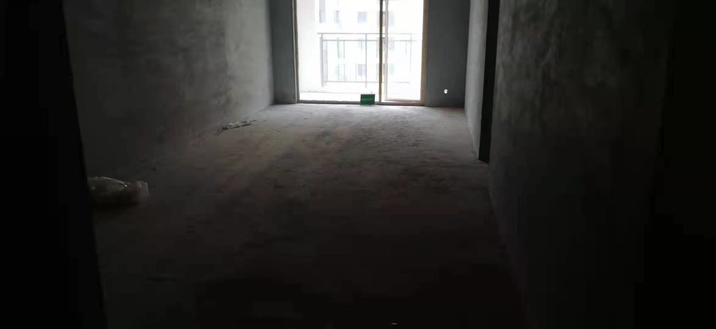 蓝天新城，毛坯，三房两卫，中高楼层，诚心出售，看房方便