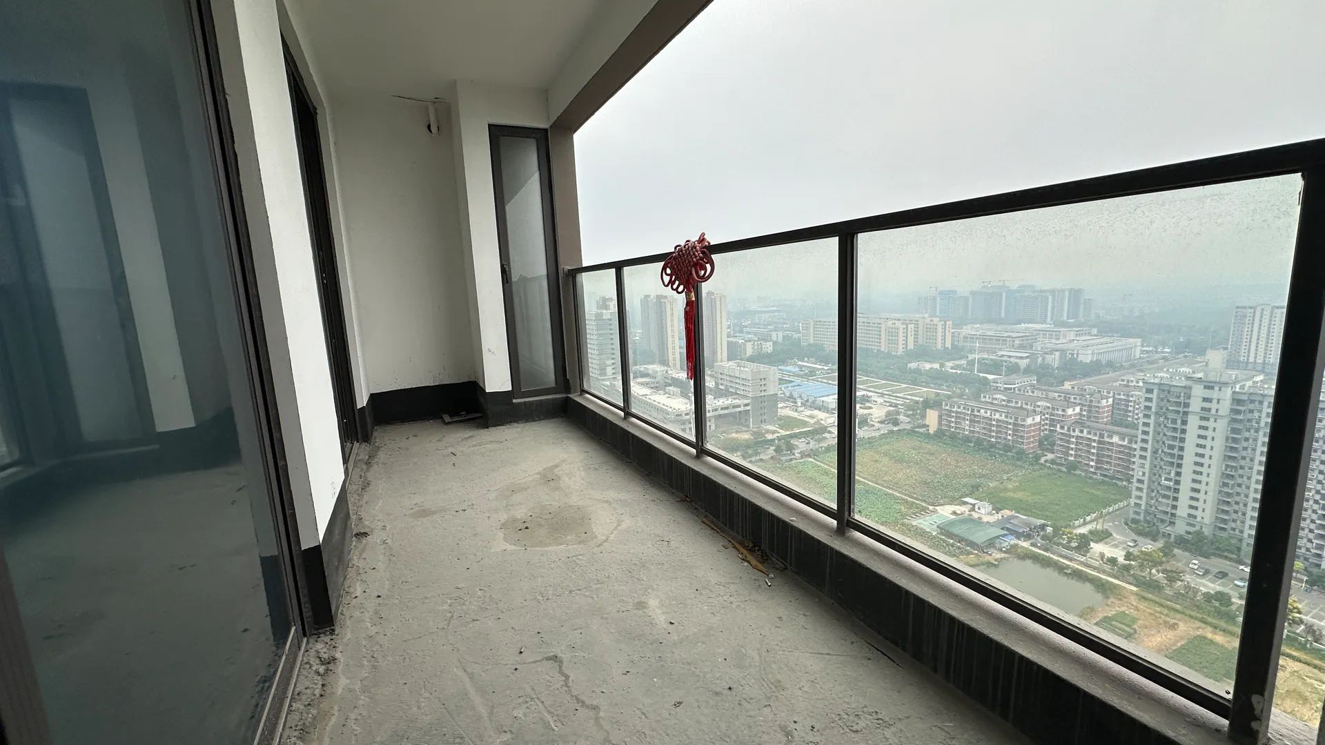 吾悦华府现房，110平三房两卫，长阳台，好楼层，,送充电桩车位。