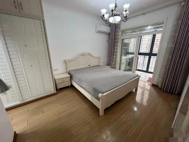 335，城南，森林国际城，精装三房两卫，​电梯好楼层5楼，单价5400,证满二