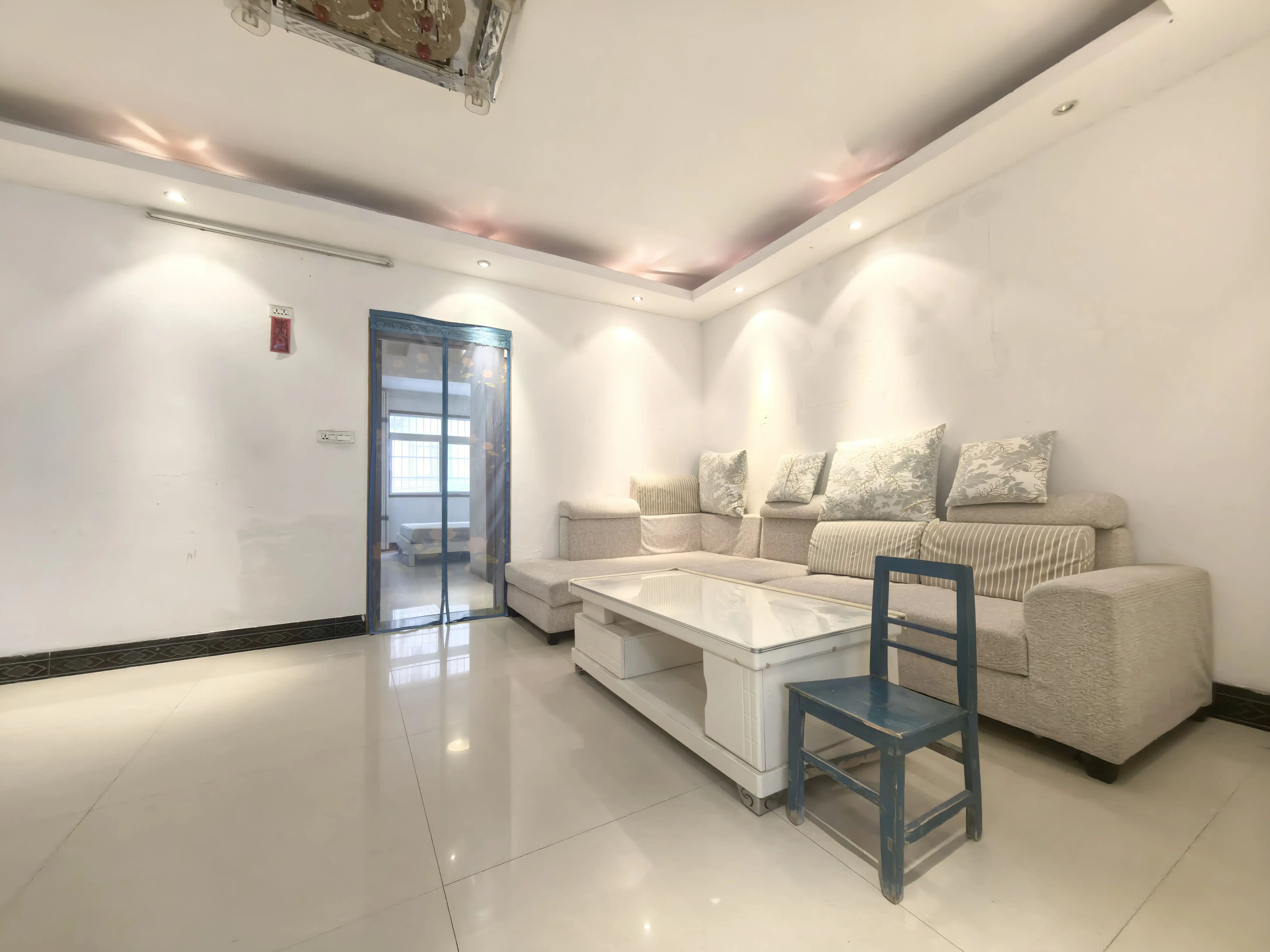 捡漏，商城旁边，步梯2楼，精装三房两卫，有院子好停车，诚心出售