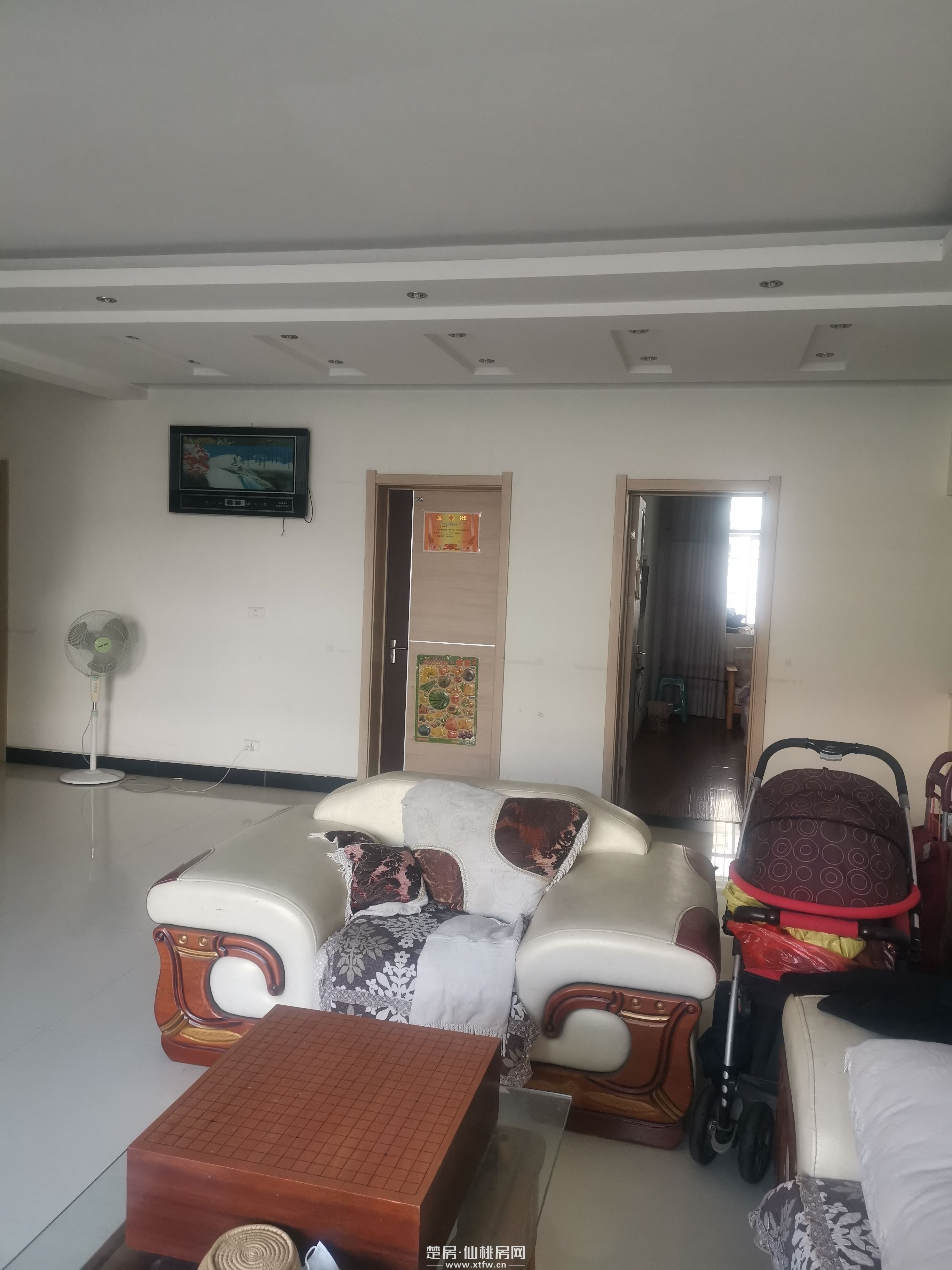 新一中附近精装修大三房家具家电全拎包入住楼层好证满两年个人诚心出售