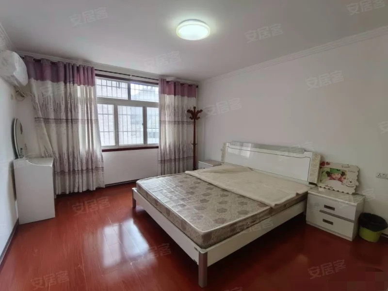 421，优质步梯房，沃尔玛附近，步梯3楼，楼龄新有院子，精装3房2卫，证件齐全