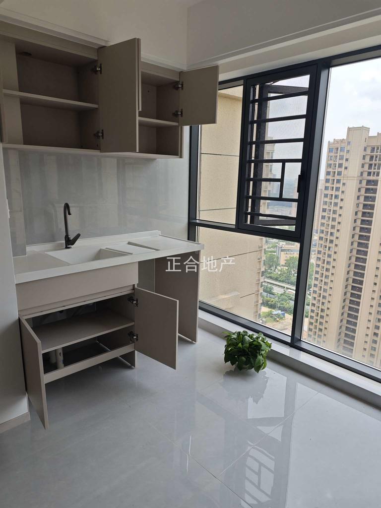 城南，御湖‬世家，边户，电梯好‬楼层，精装3房2卫，车位，诚心出售，证满二