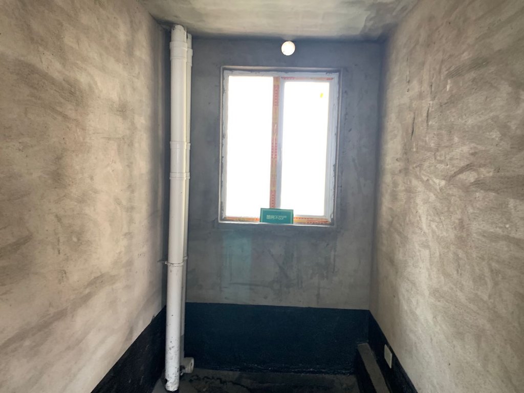 领秀城，毛坯大三房，好楼层，看房方便！