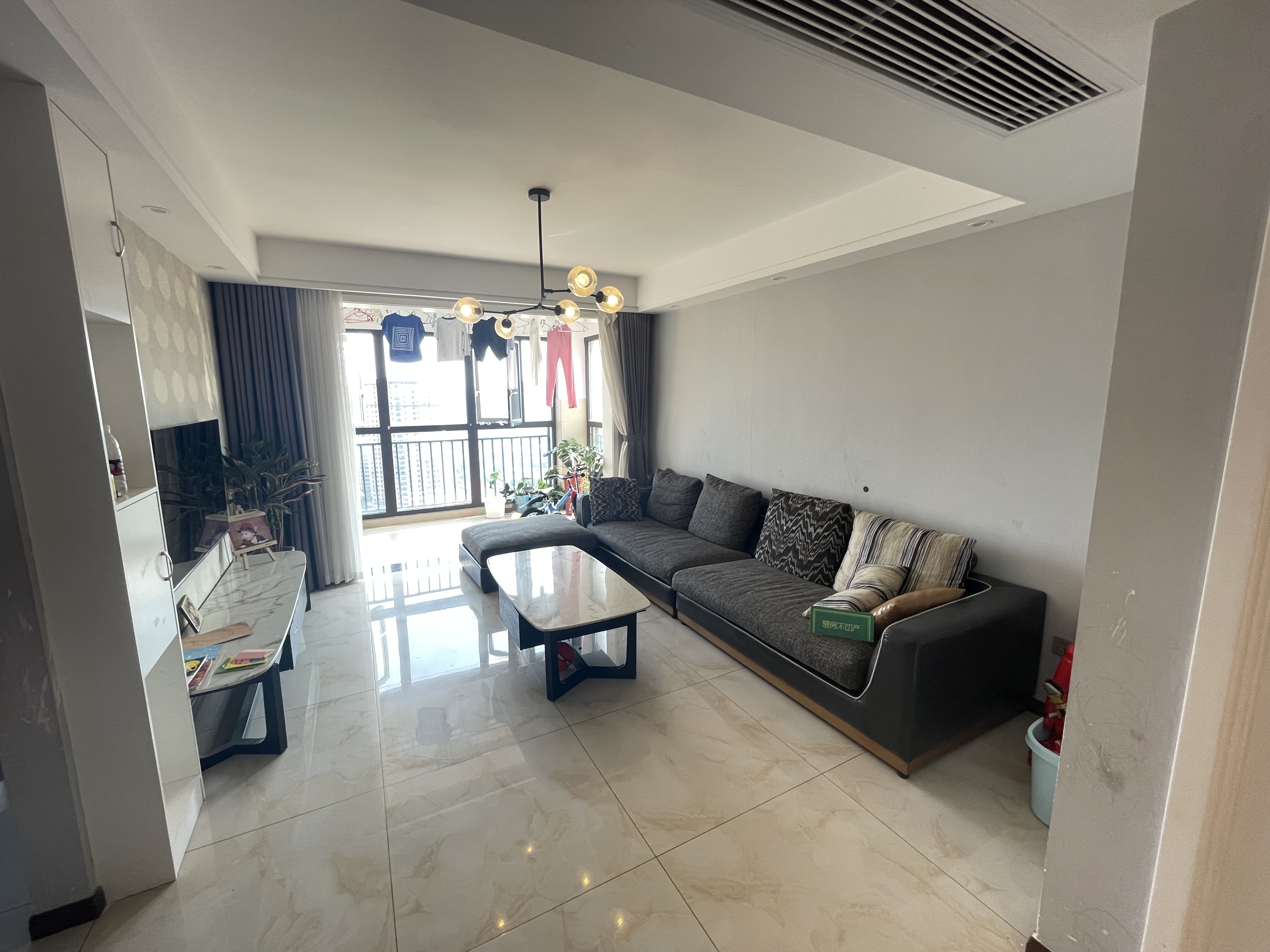 新城一号三房带装修毛坯价家电齐全出行方便小区管理好