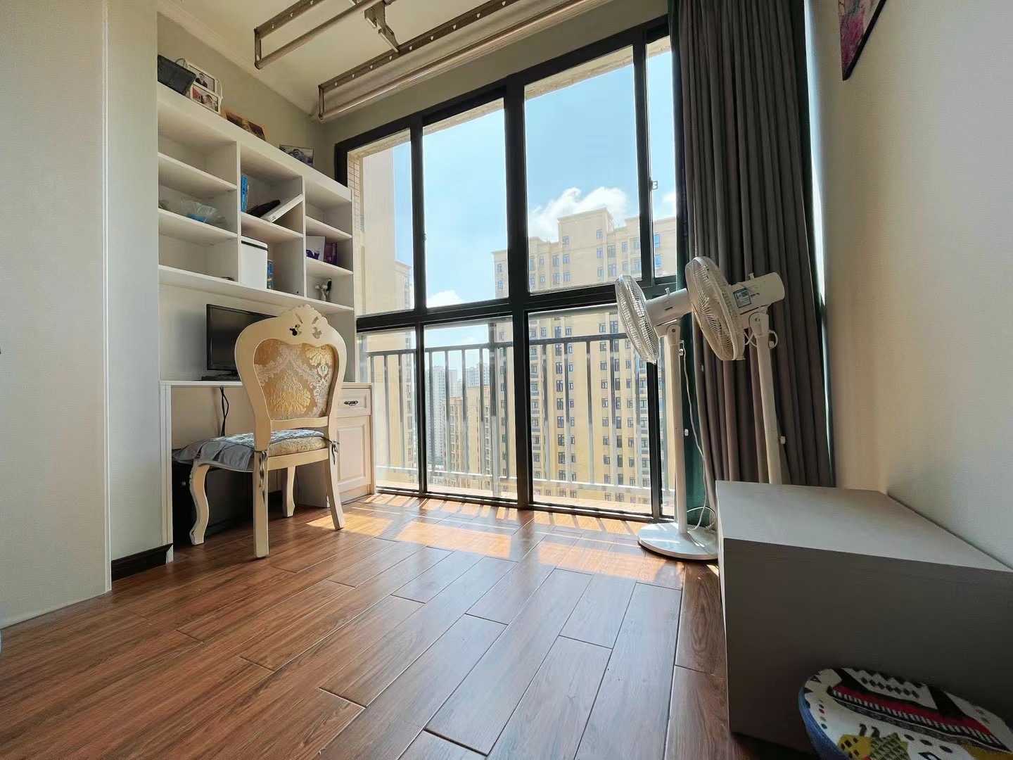 业主急售，森林国际城，电梯好楼层，精装三房，证满二，楼下就是二中