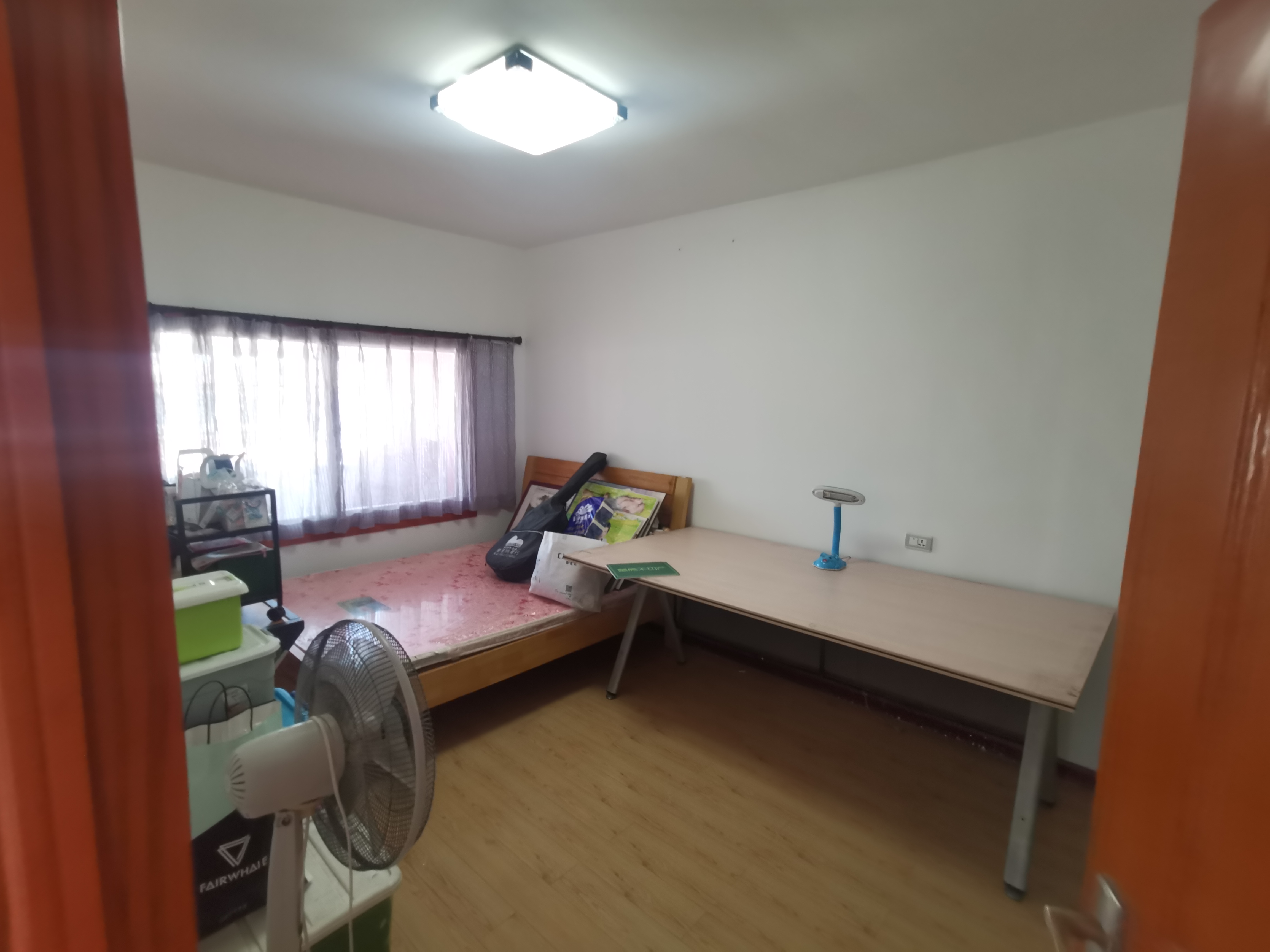 富华园   沔阳小XUE旁边  单价2000出头的房子  还带地下室