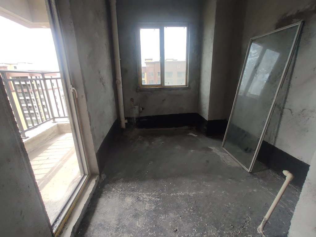 新城名都.毛坯三房边户.南北通透双阳台.看房方便