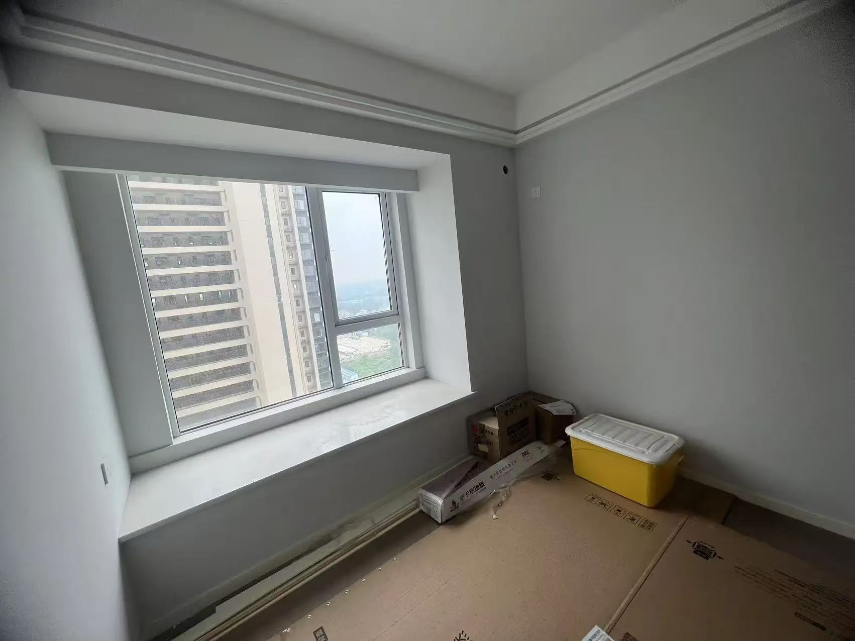 捡漏，诚心出售，城南，次新小区，新三中对面，全新精装三房，好楼层