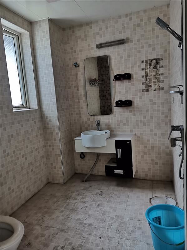 宏运名居，步梯中层，证满五年，价格美丽看房 看