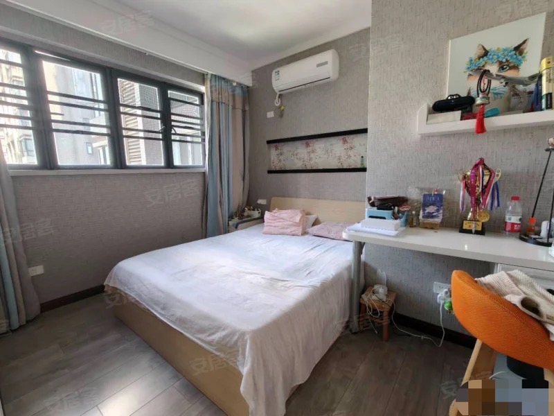 ？降价了，亏本出售，和合国际，电梯好楼层，单价5038，全屋暖气片，精装四房二卫送入户花园证满五