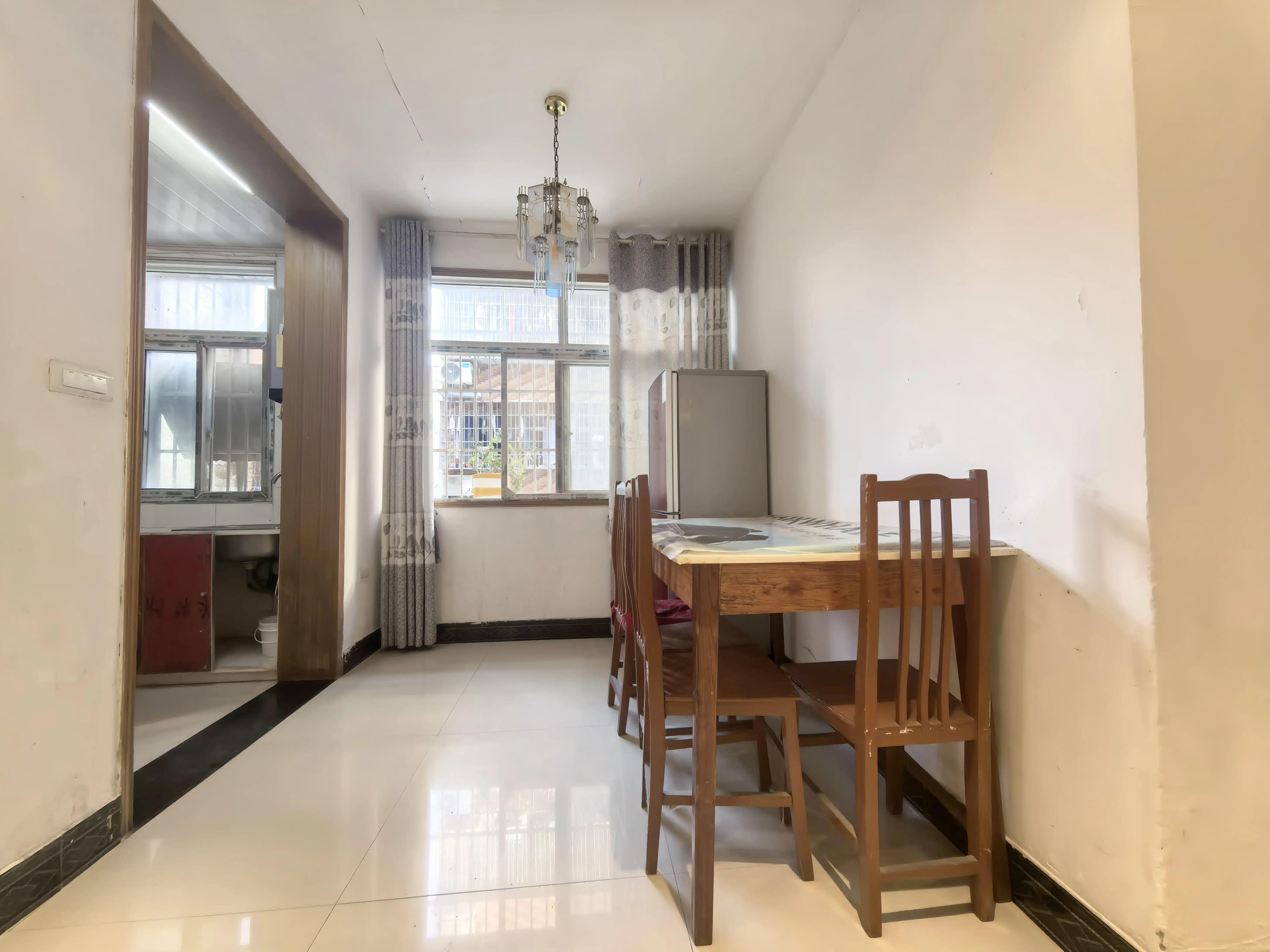 江滩公园旁，商城附近，步梯2楼，好楼层，精装三房，证满二