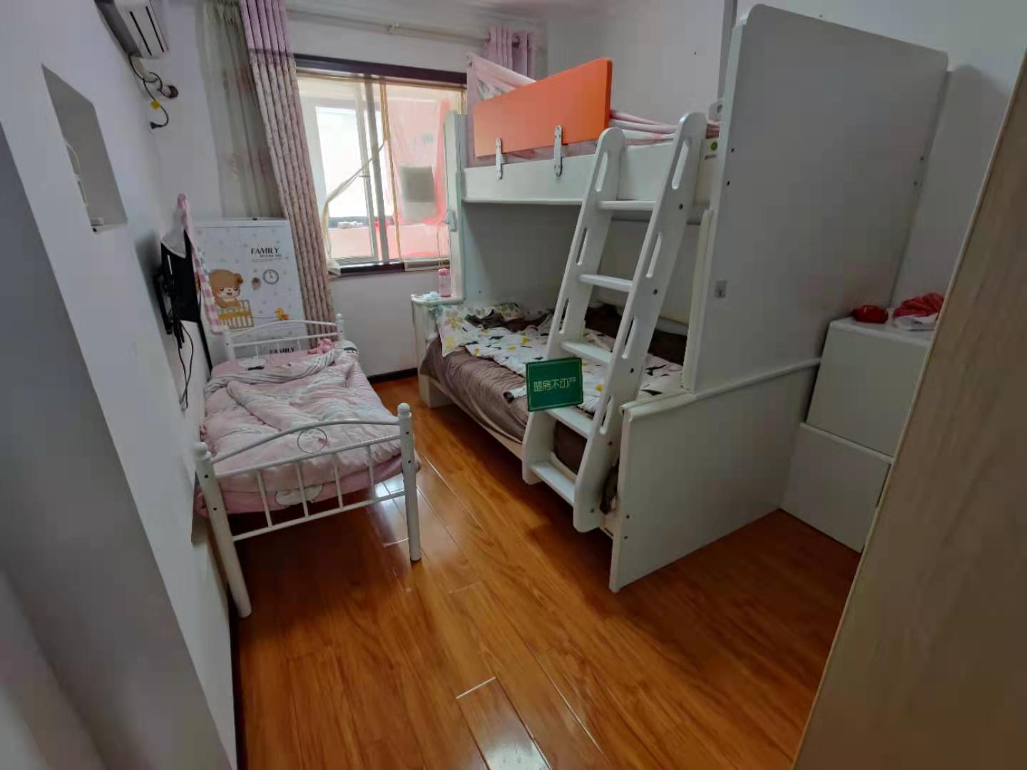 城南紫金城精装修两房中间楼层小区幼儿园对面 