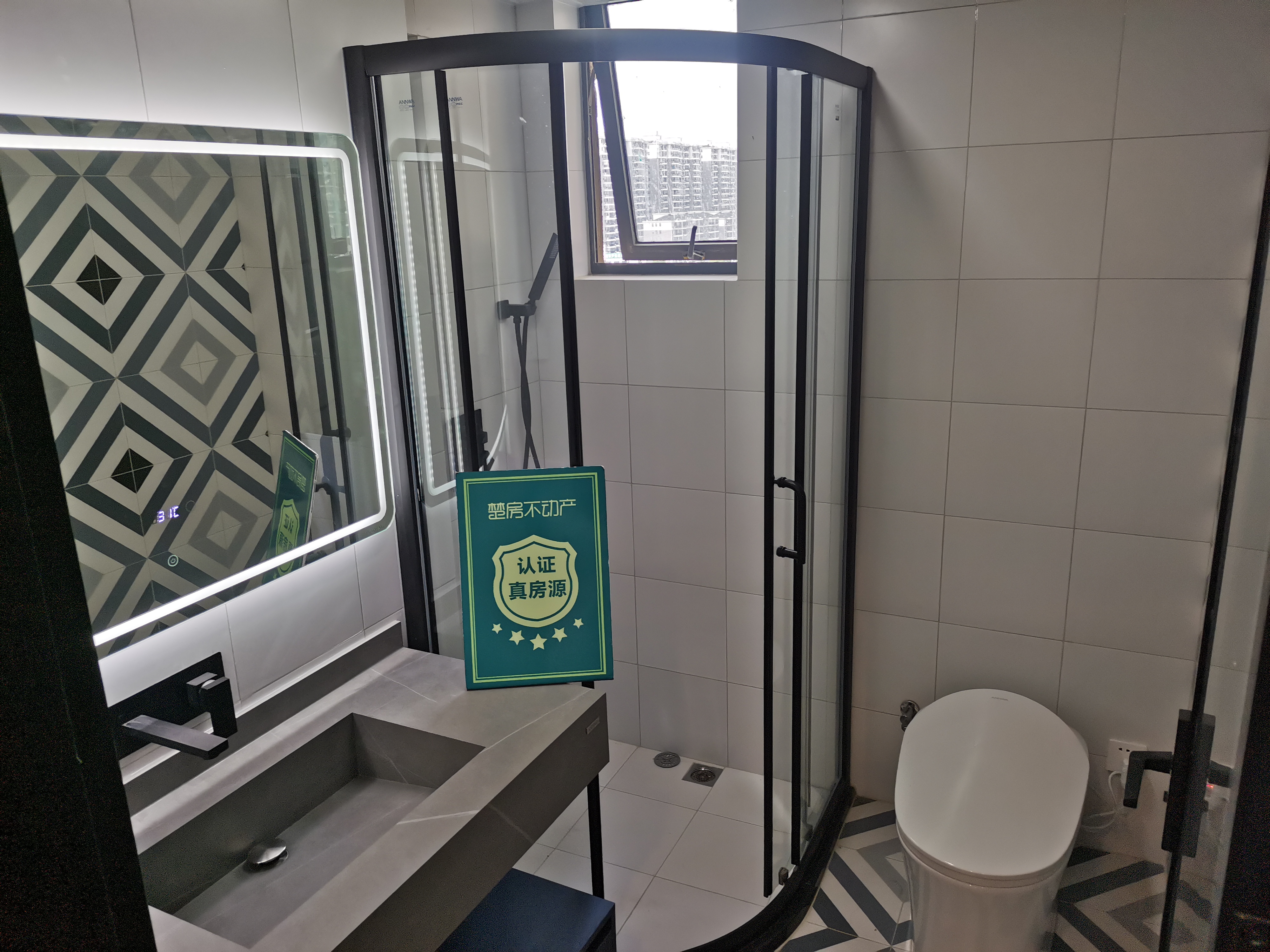 元泰未来城全新装修四房中间楼层看房方便房东诚意出售