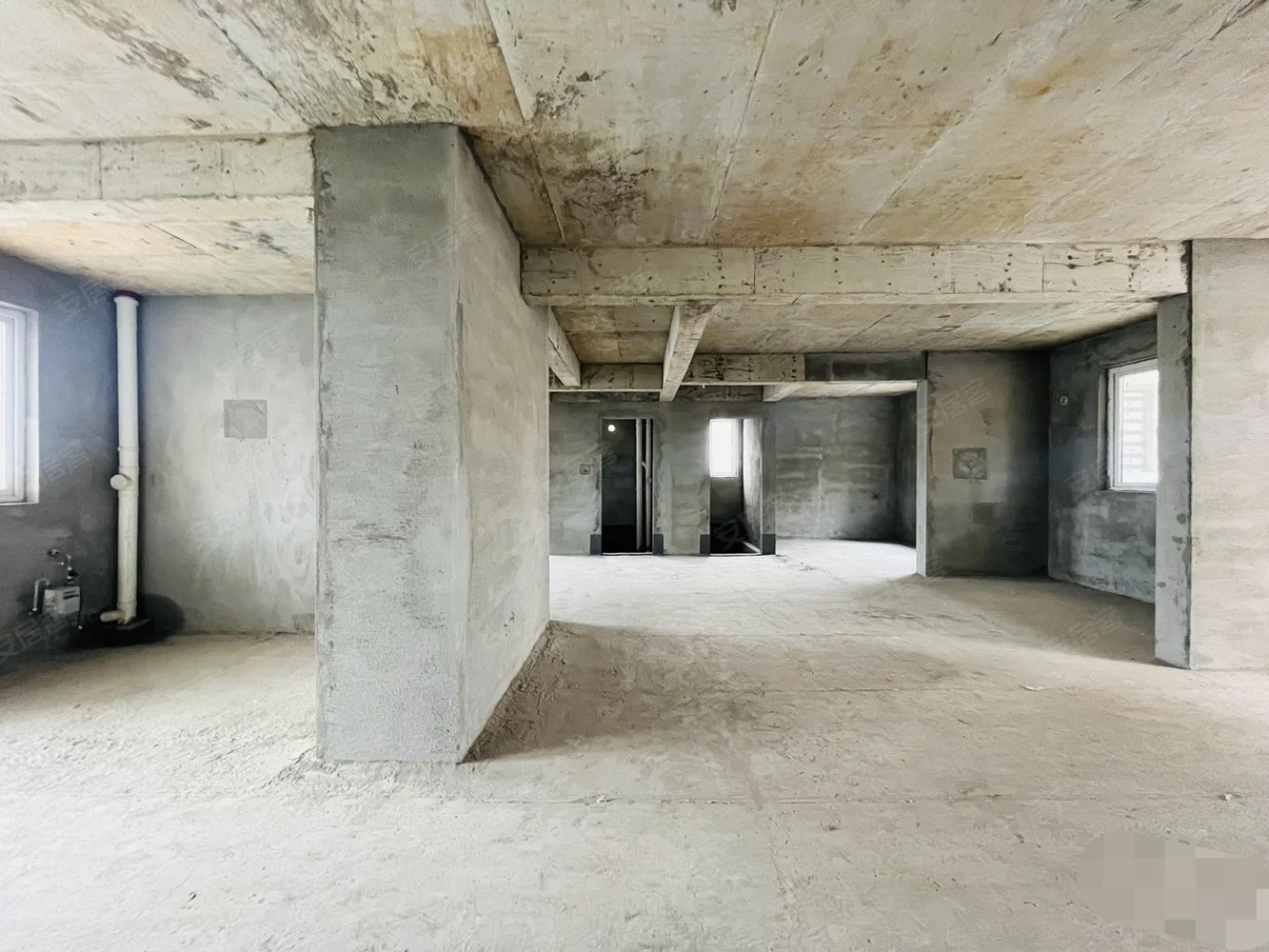 急售，城南，捡漏洋房C位一套，单价4400，好楼层，一梯二户❗送车位，南北通透，双阳台