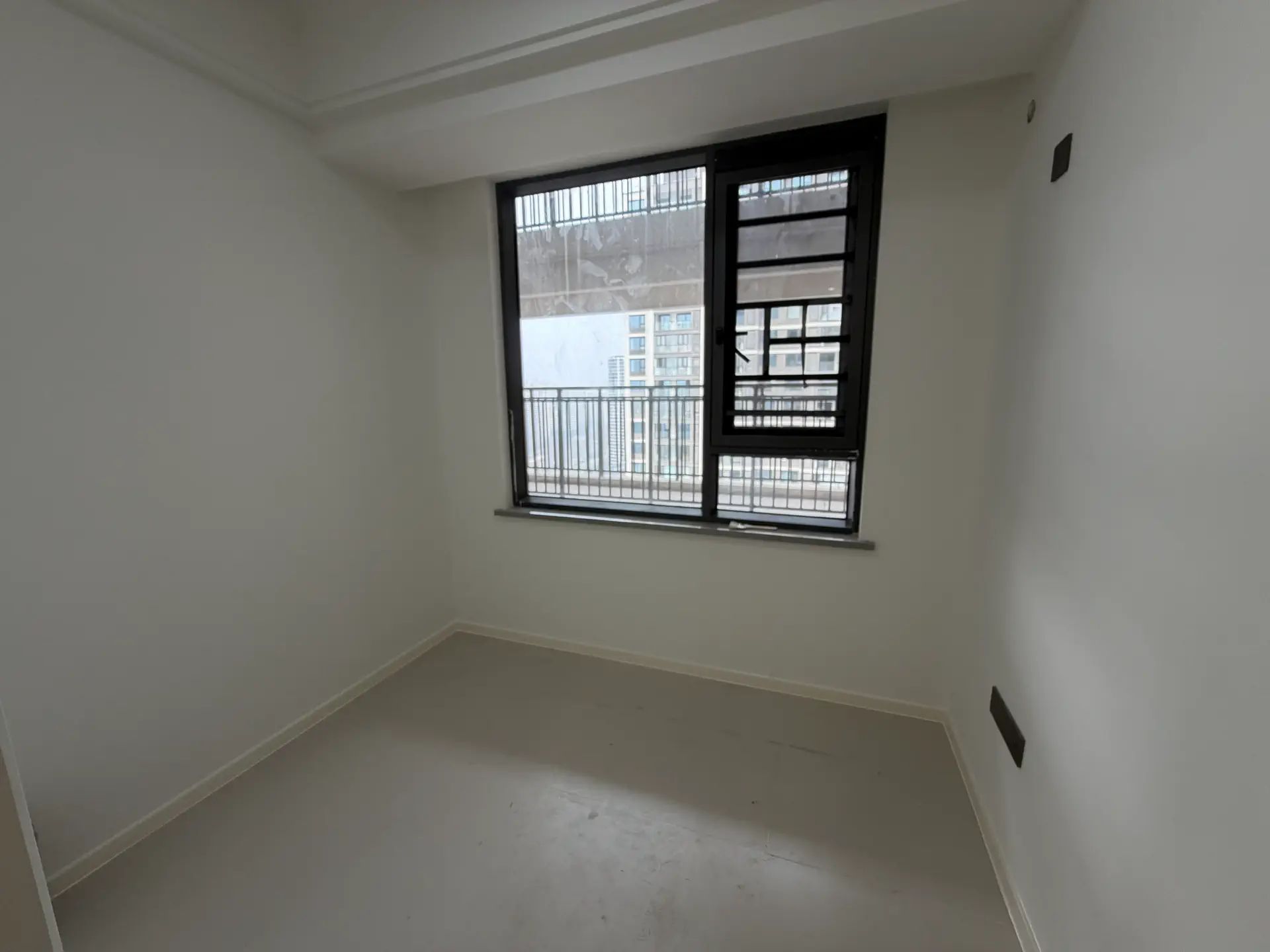 诚心出售，吾悦华府，精装三房，好楼层，一个车位，南北通透