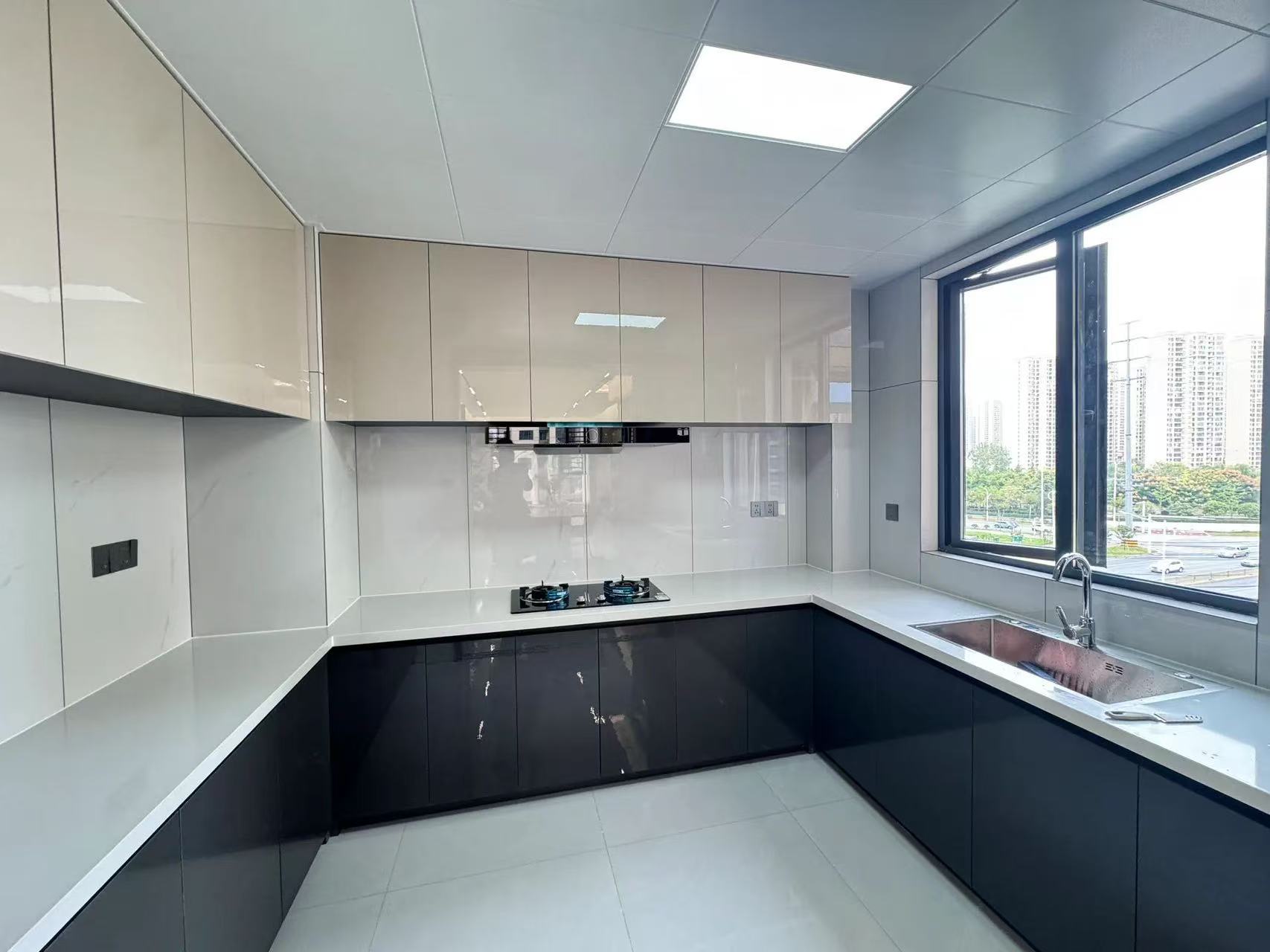 沔阳公园，吾悦广场旁，金台花园，精装三房。朝阳三中小，证满二