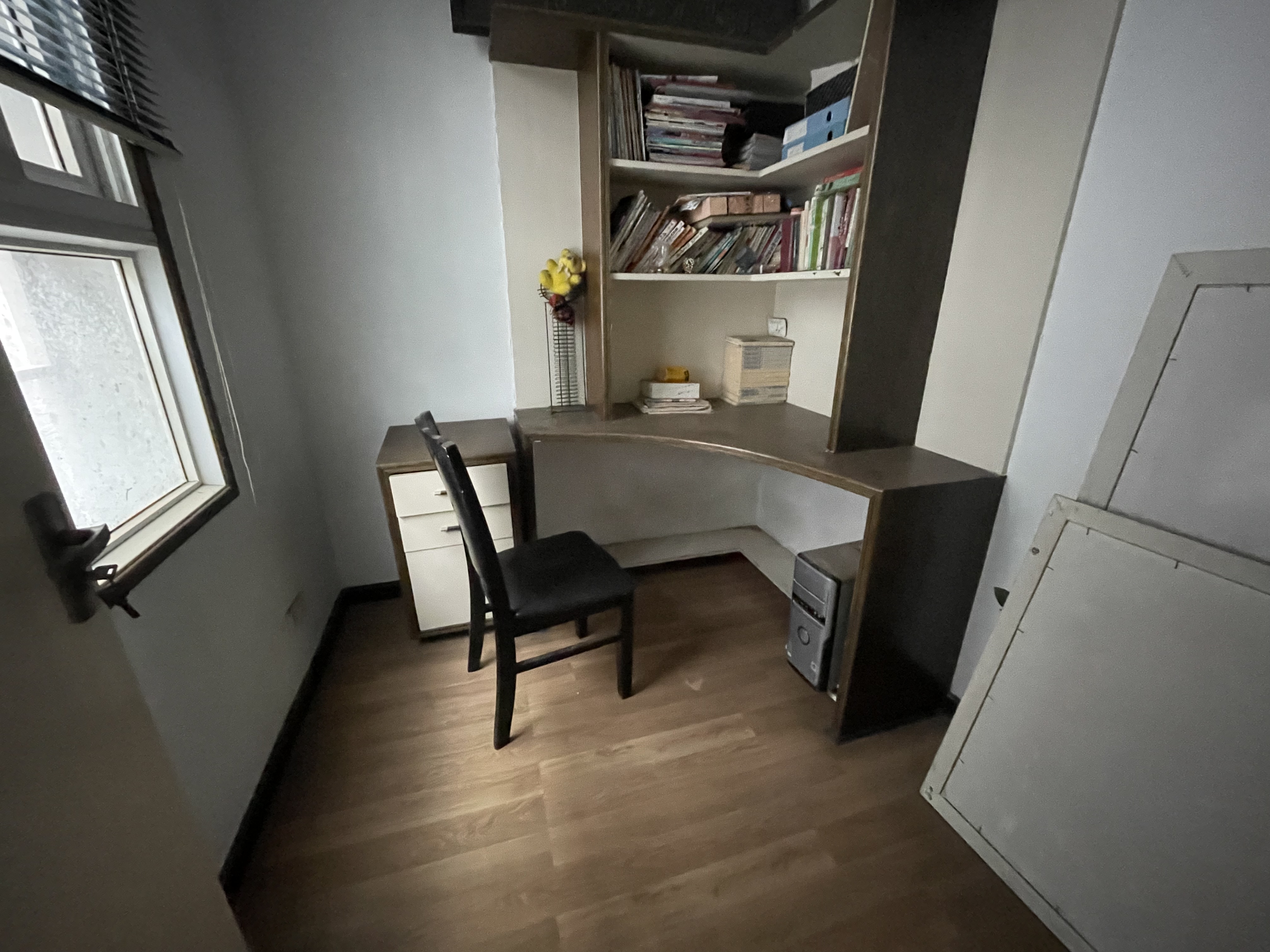 日报对面私房2杆3层好出租自住旁边好停小车